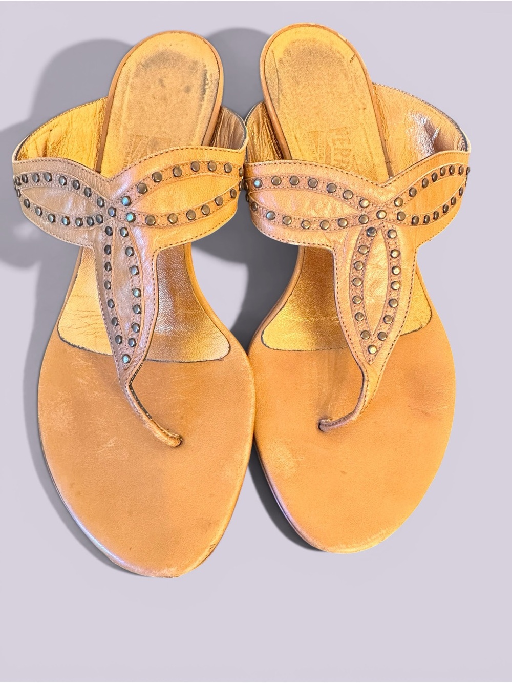 Salvatore Ferragamo Nailhead Studded Leather Thong Kitten Heels Camel Size 9